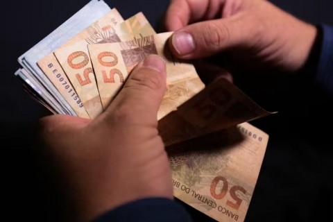 Salário mínimo deverá subir para R$ 1.741 em 2027