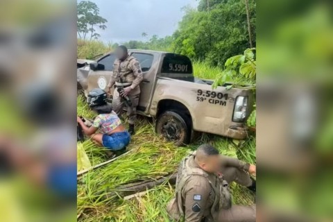 Três policiais ficam feridos após viatura capotar durante perseguição a suspeitos na Bahia