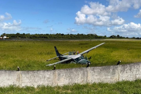 Aeronave da FAB sai da pista e vai parar em área de vegetação no Aeroporto de Porto Seguro