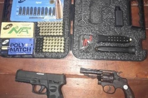 Mulher denuncia agressão e PM apreende armas e munições em Iguaí