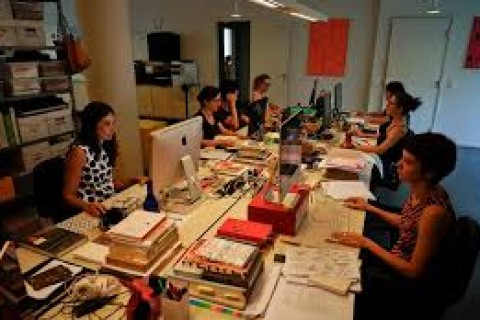 Emprego feminino aumenta 11%, mas desigualdade salarial persiste
