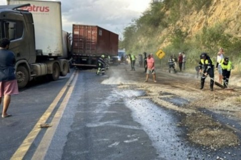 Acidente entre três carretas deixa motorista morto em trecho da Serra do Mutum, no Sudoeste baiano
