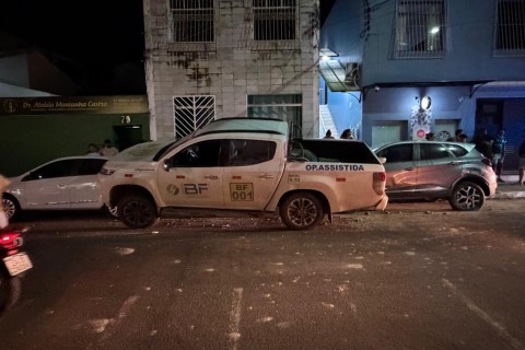 Ipiaú: Motorista perde controle de caminhonete e atinge três carros estacionados no centro