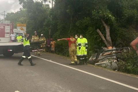 Quatro pessoas morrem e outra fica gravemente ferida após carro capotar e bater em árvore na Bahia