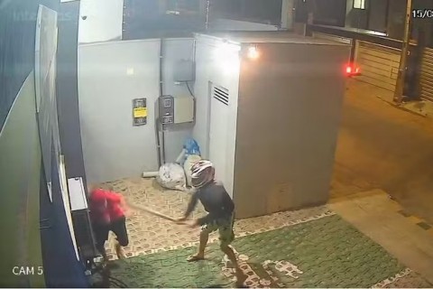 Três adolescentes são agredidos a pauladas após bola bater em portão de casa em Vitória da Conquista