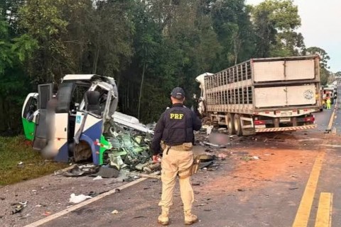 Acidente entre micro-ônibus e carreta deixa 23 mortos no Paraná