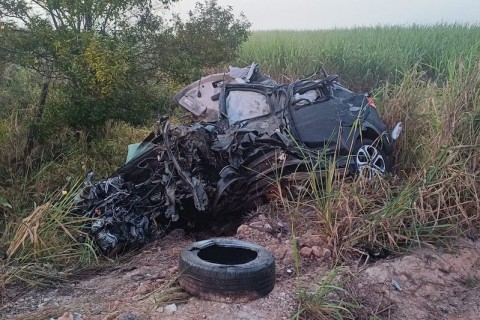 Quatro pessoas morrem após batida entre dois carros no extremo sul da Bahia