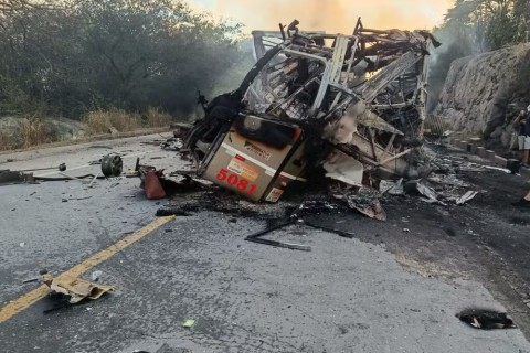 Colisão entre ônibus e carreta deixa 8 mortos em Minas Gerais