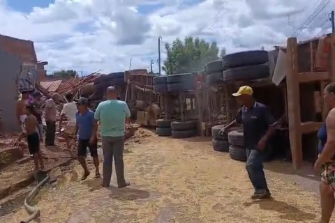 Bebê e criança ficam feridos após caminhão desgovernado atingir casas no interior da Bahia