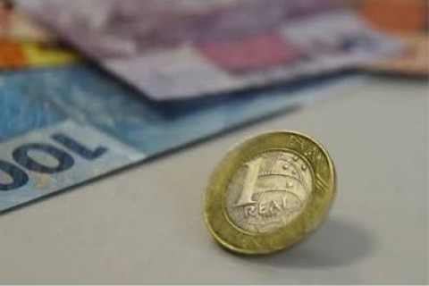 47% dos trabalhadores recorrem a empréstimos e trabalho extra para pagar as contas básicas