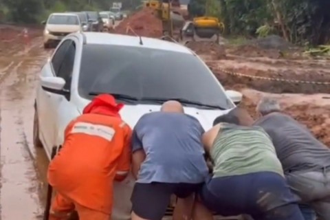 Maraú: Motoristas enfrentam lama e atoleiros em trechos de obra na BR-030
