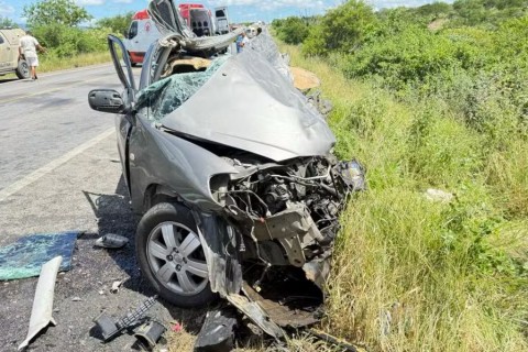 Batida entre carro e carreta mata duas pessoas e deixa feridos no interior