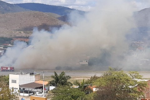 Incêndio de grandes proporções atinge área do aeródromo de Jequié