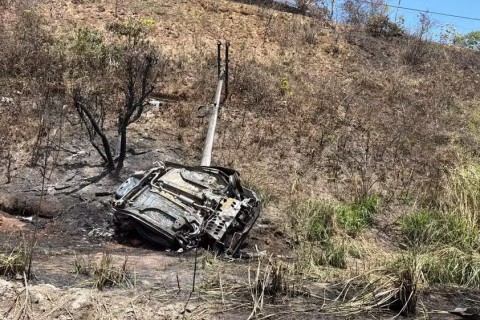 Duas pessoas morrem carbonizadas após carro pegar fogo na BR-324, em Simões Filho