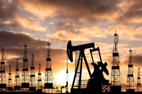 Petróleo cai após EUA suspenderem ataques contra o Irã e reduzir riscos de oferta global