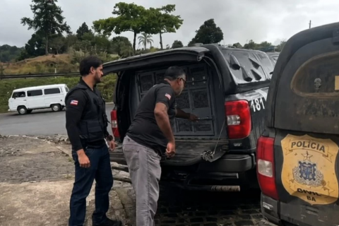 Jovem de 19 anos e mulher de 34 são presos por homicídio em Aurelino Leal