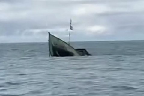 Três pescadores são resgatados após mais de 20 horas à deriva no litoral de Prado