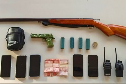 Polícia Militar prende quatro suspeitos e apreende arma, simulacro e motocicleta adulterada em Jaguaquara