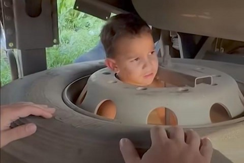 Menino de 4 anos é resgatado após prender a cabeça em roda de carreta na Bahia